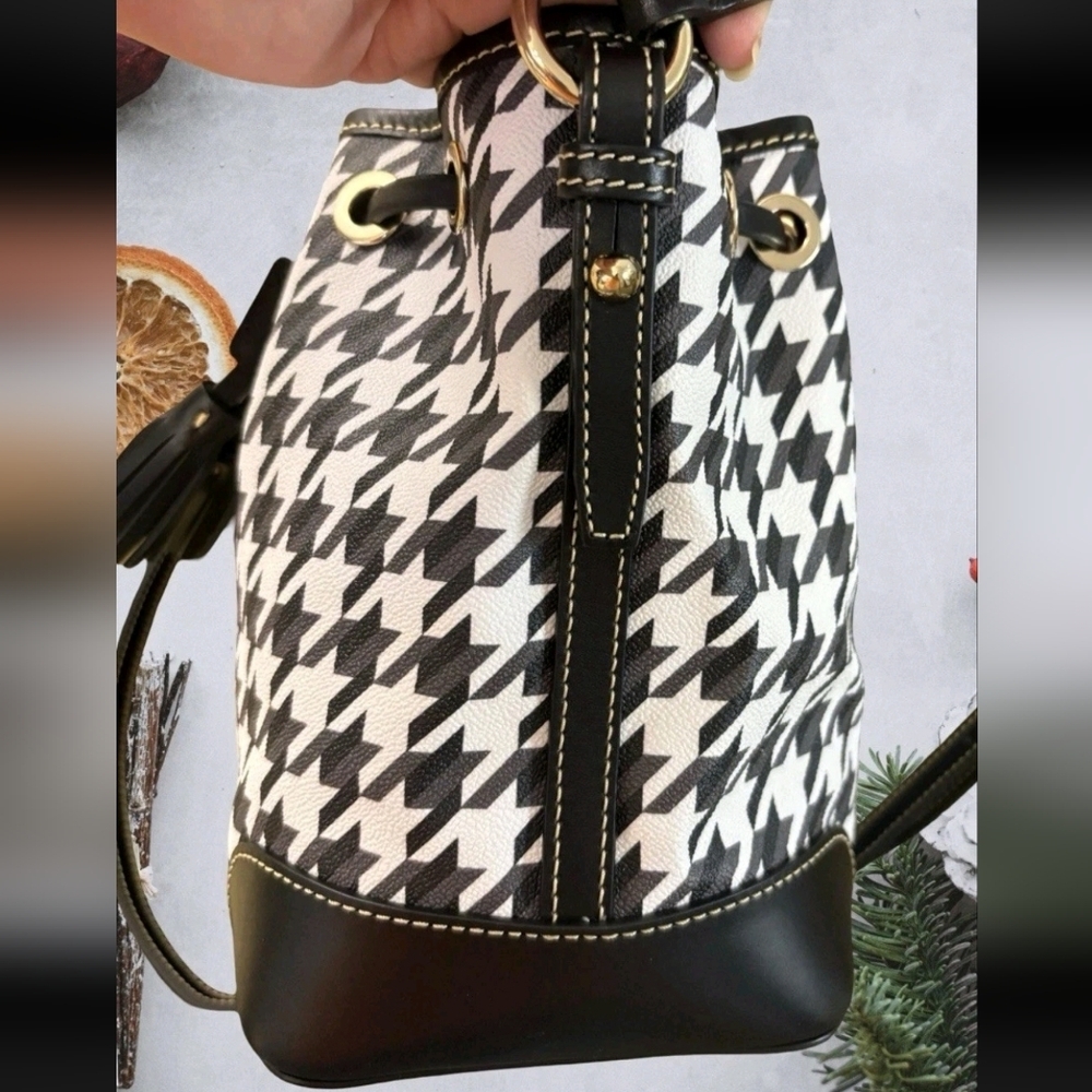 Dooney & Bourke Black and White Houndstooth Shoulder Crossbody Bucket Drawst Bag - Picture 5 of 7